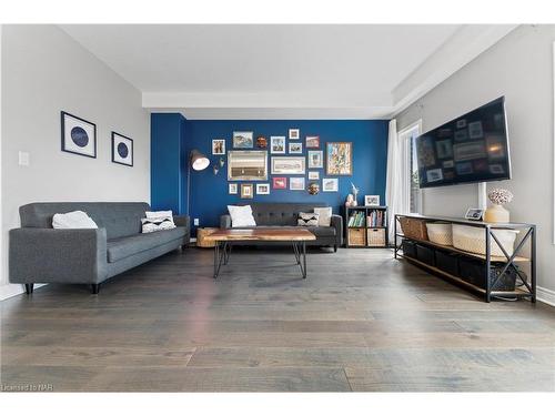 7084 Optimist Lane, Niagara Falls, ON - Indoor Photo Showing Living Room