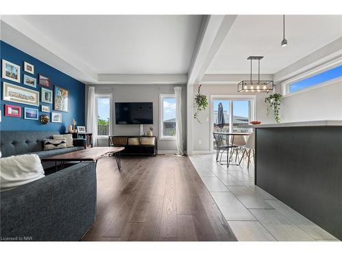 7084 Optimist Lane, Niagara Falls, ON - Indoor Photo Showing Living Room