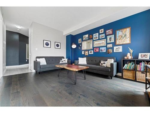 7084 Optimist Lane, Niagara Falls, ON - Indoor Photo Showing Living Room