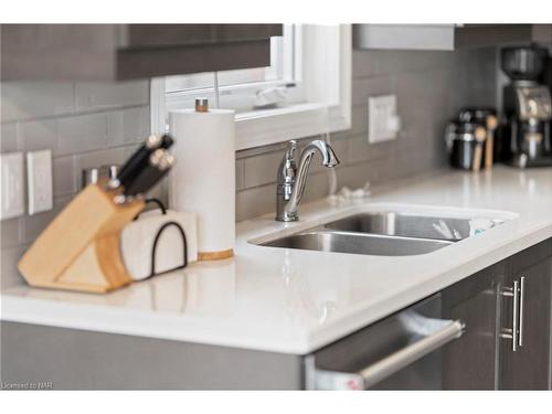 7084 Optimist Lane, Niagara Falls, ON - Indoor Photo Showing Kitchen With Double Sink