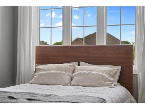 7084 Optimist Lane, Niagara Falls, ON - Indoor Photo Showing Bedroom