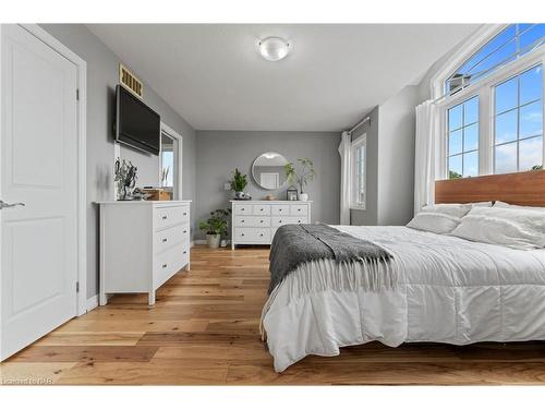 7084 Optimist Lane, Niagara Falls, ON - Indoor Photo Showing Bedroom