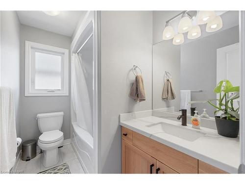 7084 Optimist Lane, Niagara Falls, ON - Indoor Photo Showing Bathroom