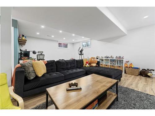 7084 Optimist Lane, Niagara Falls, ON - Indoor Photo Showing Living Room