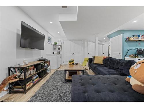 7084 Optimist Lane, Niagara Falls, ON - Indoor Photo Showing Living Room