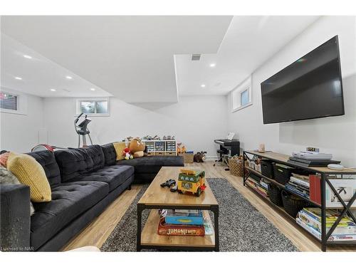 7084 Optimist Lane, Niagara Falls, ON - Indoor Photo Showing Living Room