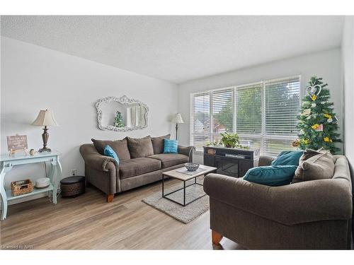 8095 Kensington Court, Niagara Falls, ON - Indoor Photo Showing Living Room