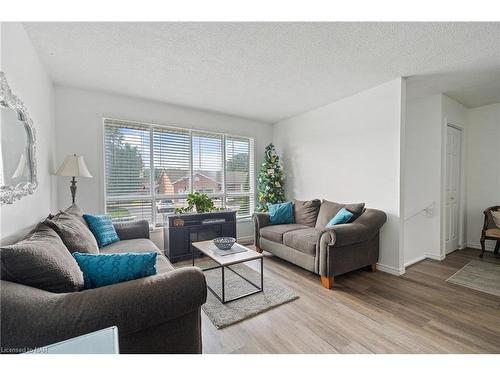 8095 Kensington Court, Niagara Falls, ON - Indoor Photo Showing Living Room