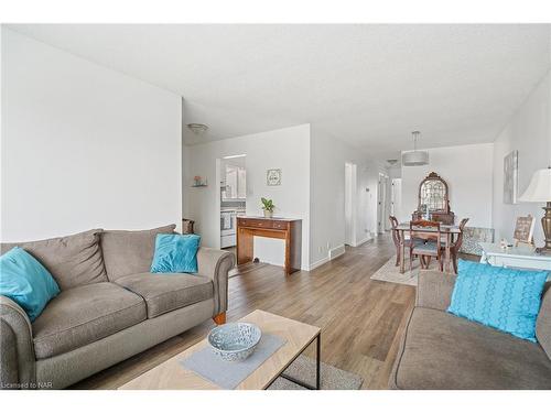 8095 Kensington Court, Niagara Falls, ON - Indoor Photo Showing Living Room