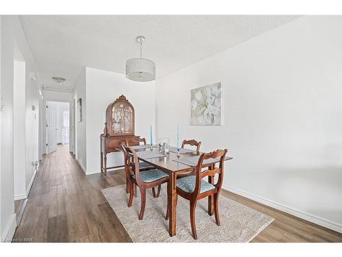 8095 Kensington Court, Niagara Falls, ON - Indoor Photo Showing Dining Room