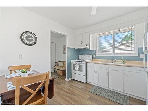 8095 Kensington Court, Niagara Falls, ON - Indoor Photo Showing Kitchen With Double Sink