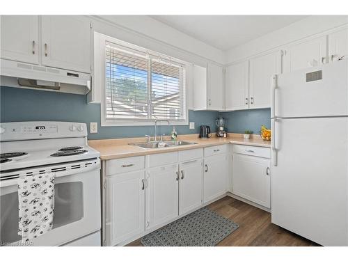 8095 Kensington Court, Niagara Falls, ON - Indoor Photo Showing Kitchen With Double Sink