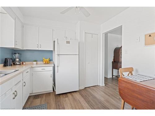 8095 Kensington Court, Niagara Falls, ON - Indoor Photo Showing Kitchen