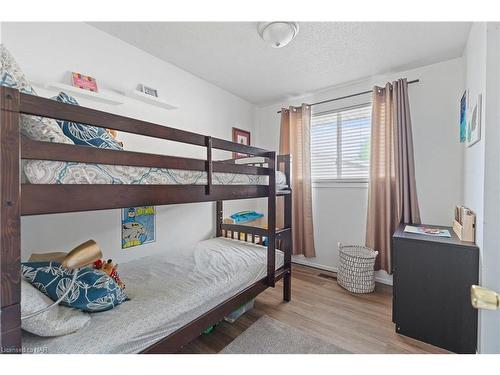 8095 Kensington Court, Niagara Falls, ON - Indoor Photo Showing Bedroom