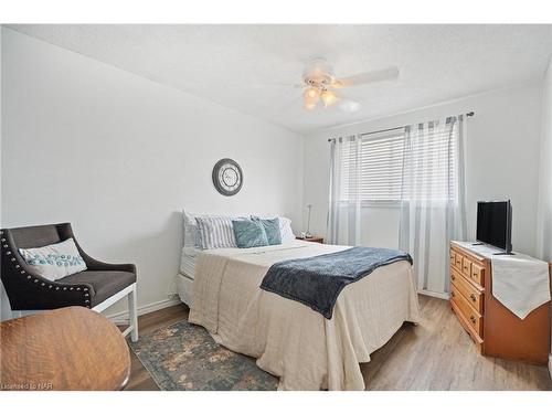 8095 Kensington Court, Niagara Falls, ON - Indoor Photo Showing Bedroom