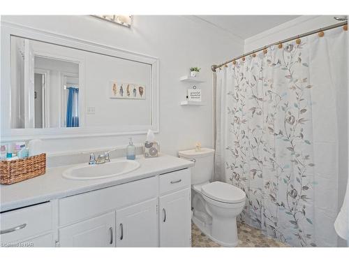 8095 Kensington Court, Niagara Falls, ON - Indoor Photo Showing Bathroom