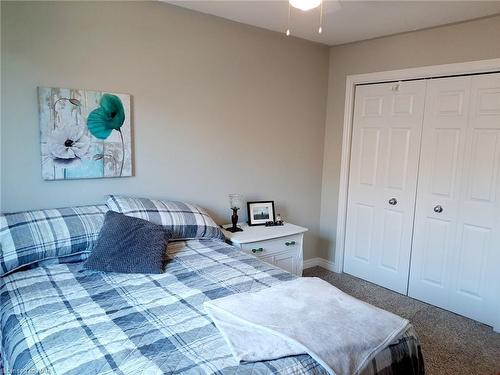 7721 Bishop Avenue, Niagara Falls, ON - Indoor Photo Showing Bedroom