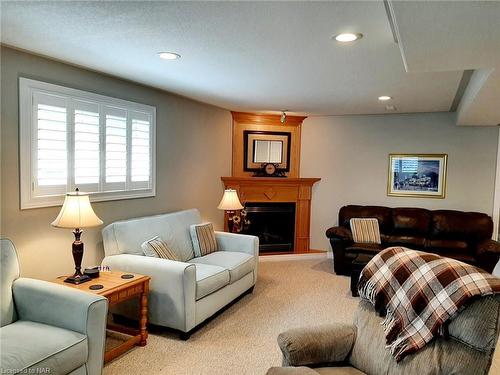 7721 Bishop Avenue, Niagara Falls, ON - Indoor Photo Showing Living Room With Fireplace