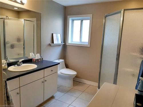 7721 Bishop Avenue, Niagara Falls, ON - Indoor Photo Showing Bathroom