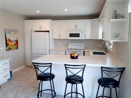 7721 Bishop Avenue, Niagara Falls, ON - Indoor Photo Showing Kitchen