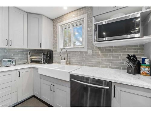 86 Leaside Drive, Welland, ON - Indoor Photo Showing Kitchen With Double Sink With Upgraded Kitchen