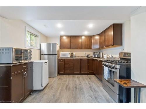 86 Leaside Drive, Welland, ON - Indoor Photo Showing Kitchen