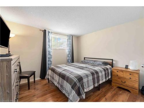 86 Leaside Drive, Welland, ON - Indoor Photo Showing Bedroom