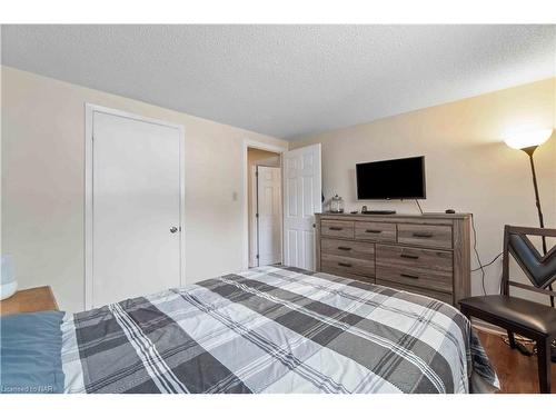 86 Leaside Drive, Welland, ON - Indoor Photo Showing Bedroom