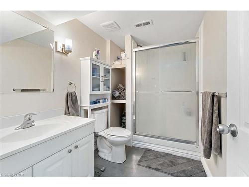 86 Leaside Drive, Welland, ON - Indoor Photo Showing Bathroom