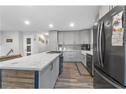 86 Leaside Drive, Welland, ON - Indoor Photo Showing Kitchen