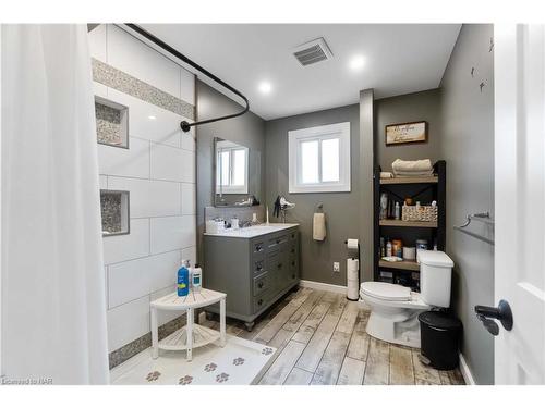 86 Leaside Drive, Welland, ON - Indoor Photo Showing Bathroom