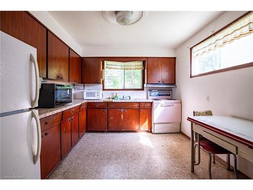 361 Eastwood Avenue, Fort Erie, ON - Indoor Photo Showing Kitchen