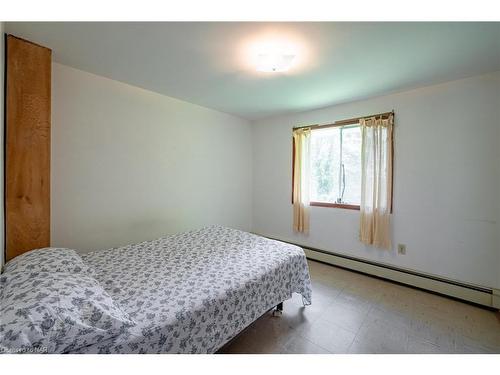 361 Eastwood Avenue, Fort Erie, ON - Indoor Photo Showing Bedroom