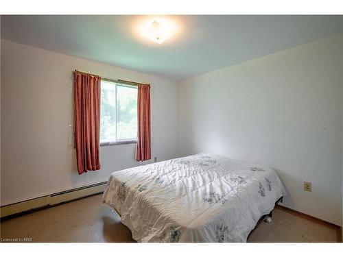 361 Eastwood Avenue, Fort Erie, ON - Indoor Photo Showing Bedroom