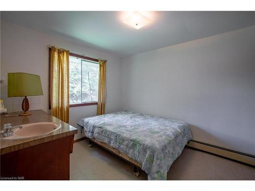 361 Eastwood Avenue, Fort Erie, ON - Indoor Photo Showing Bedroom