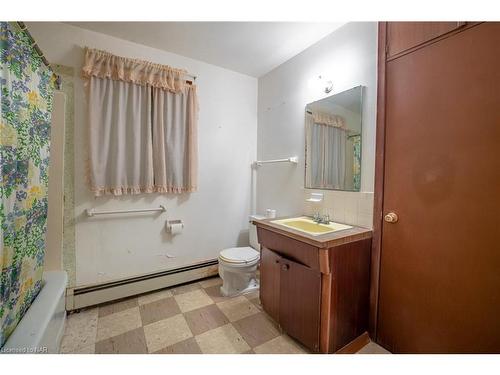 361 Eastwood Avenue, Fort Erie, ON - Indoor Photo Showing Bathroom