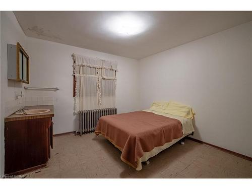 361 Eastwood Avenue, Fort Erie, ON - Indoor Photo Showing Bedroom