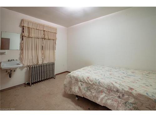 361 Eastwood Avenue, Fort Erie, ON - Indoor Photo Showing Bedroom