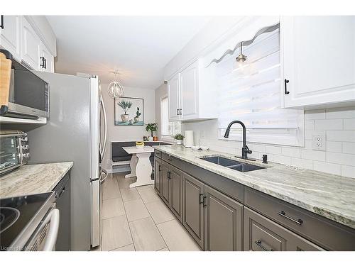 136 Rockwood Avenue, St. Catharines, ON - Indoor Photo Showing Kitchen With Double Sink With Upgraded Kitchen