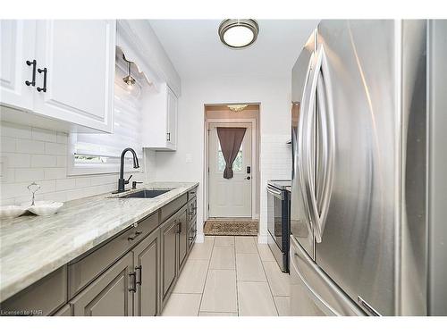 136 Rockwood Avenue, St. Catharines, ON - Indoor Photo Showing Kitchen With Upgraded Kitchen