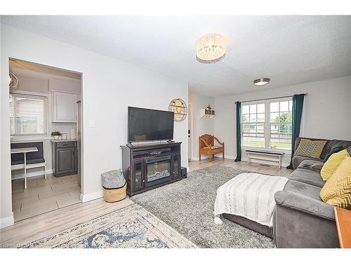 136 Rockwood Avenue, St. Catharines, ON - Indoor Photo Showing Living Room