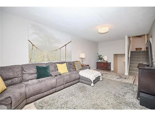 136 Rockwood Avenue, St. Catharines, ON - Indoor Photo Showing Living Room