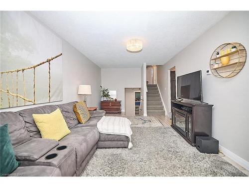 136 Rockwood Avenue, St. Catharines, ON - Indoor Photo Showing Living Room