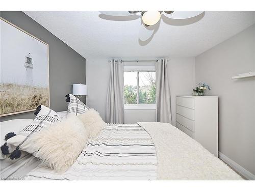 136 Rockwood Avenue, St. Catharines, ON - Indoor Photo Showing Bedroom