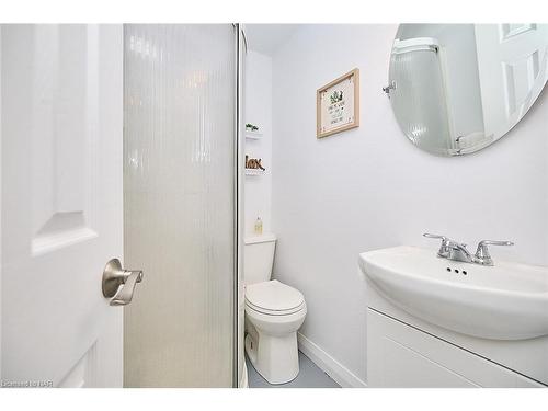 136 Rockwood Avenue, St. Catharines, ON - Indoor Photo Showing Bathroom