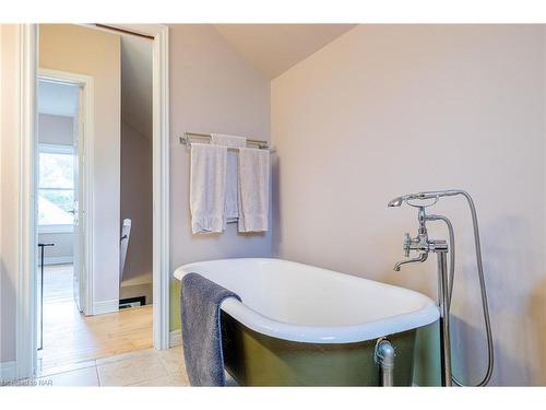 23 Dexter Street, St. Catharines, ON - Indoor Photo Showing Bathroom