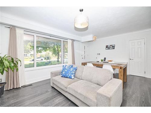 65 Wakelin Terrace, St. Catharines, ON - Indoor Photo Showing Living Room