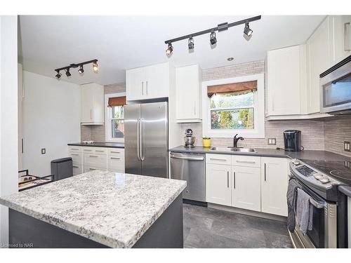 65 Wakelin Terrace, St. Catharines, ON - Indoor Photo Showing Kitchen With Upgraded Kitchen