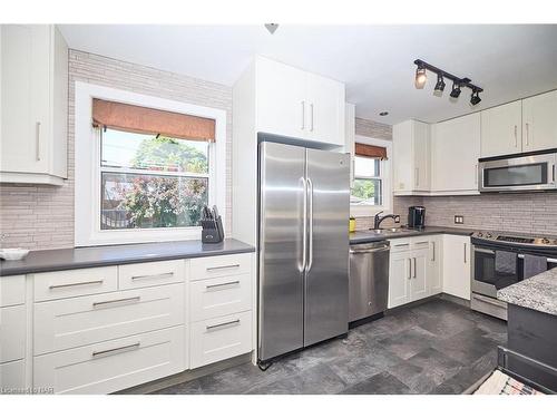 65 Wakelin Terrace, St. Catharines, ON - Indoor Photo Showing Kitchen With Upgraded Kitchen