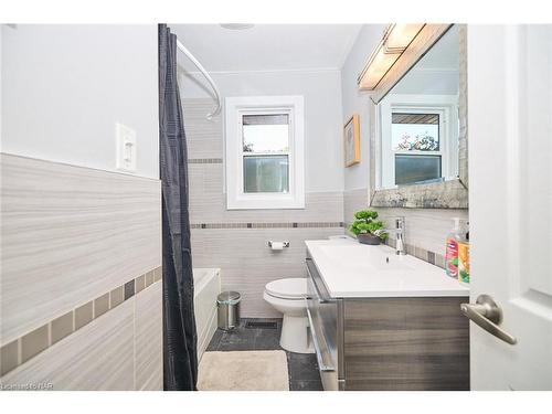 65 Wakelin Terrace, St. Catharines, ON - Indoor Photo Showing Bathroom